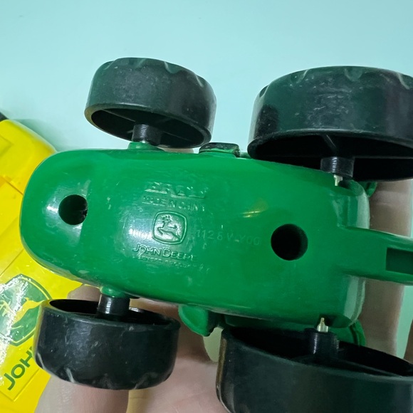 John Deere tractor toy diecast and trailer - Picture 4 of 5